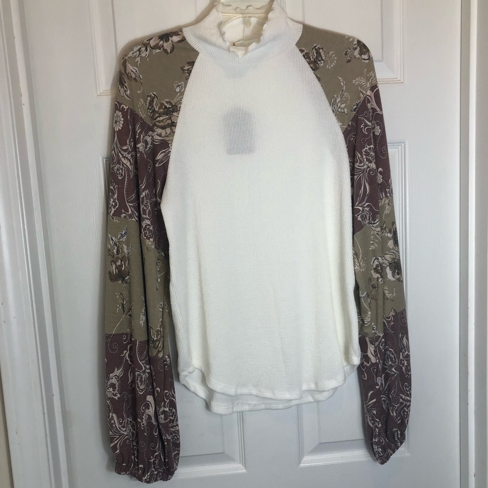 Bucketlist Ribbed White Floral Sleeve Top. Size Large NEW WITH TAGS